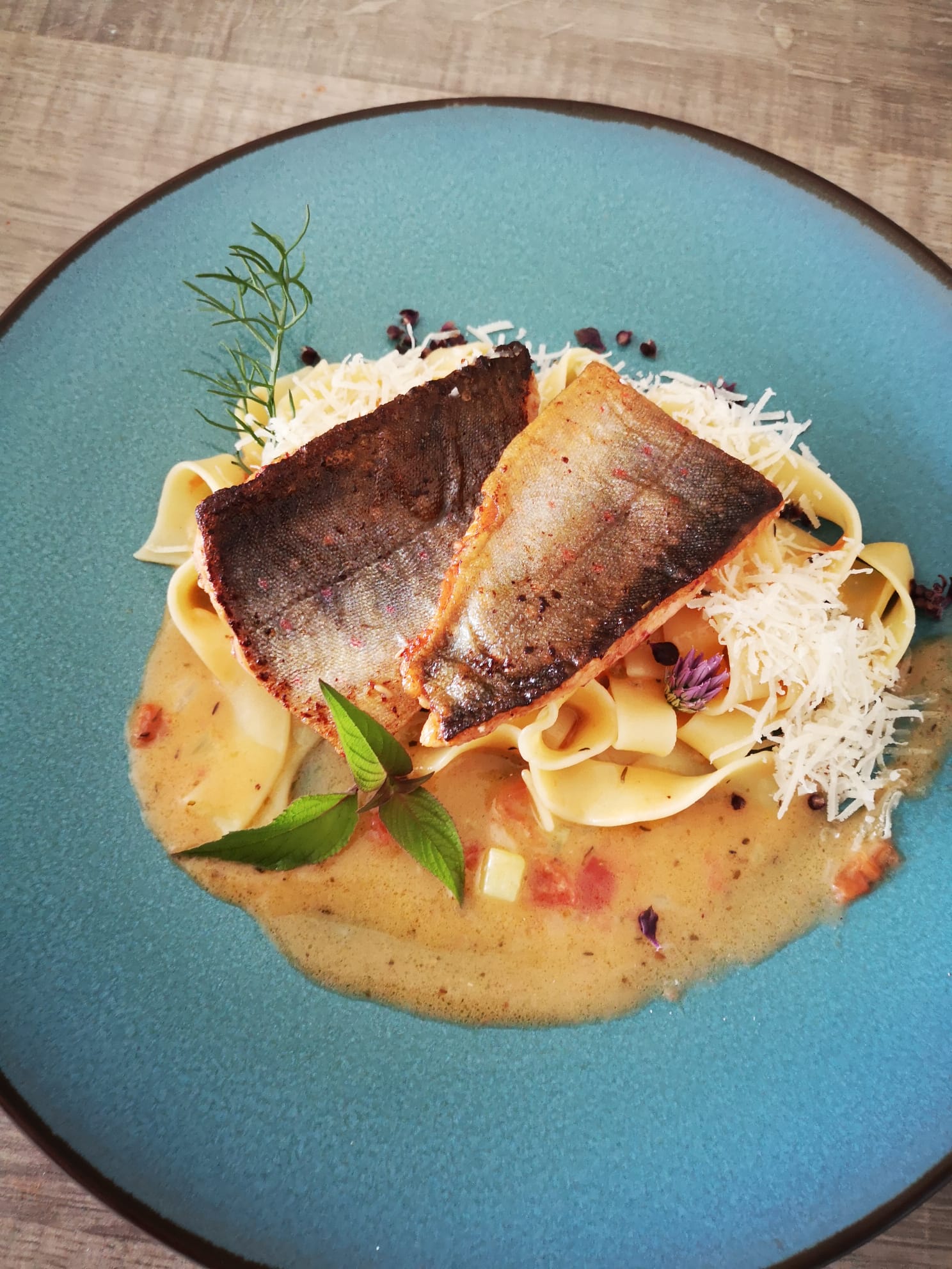 Vegetarische Komposition mit Pilzen, Pürees und Essblüten