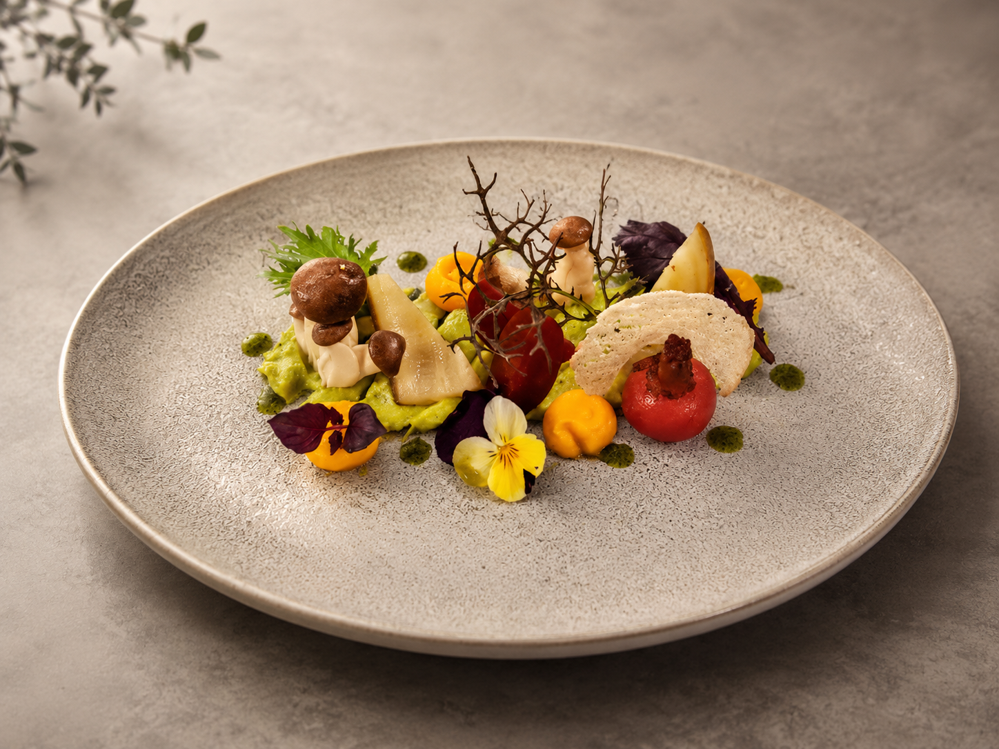 Vegetarische Komposition mit Pilzen, Erbsenpüree, Karottencreme und Essblüten